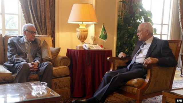 El emisario internacional para Siria, Lakhdar Brahimi (i) conversa con el secretario general de la Liga Árabe, Nabil Al Arabi (d). Archivo.