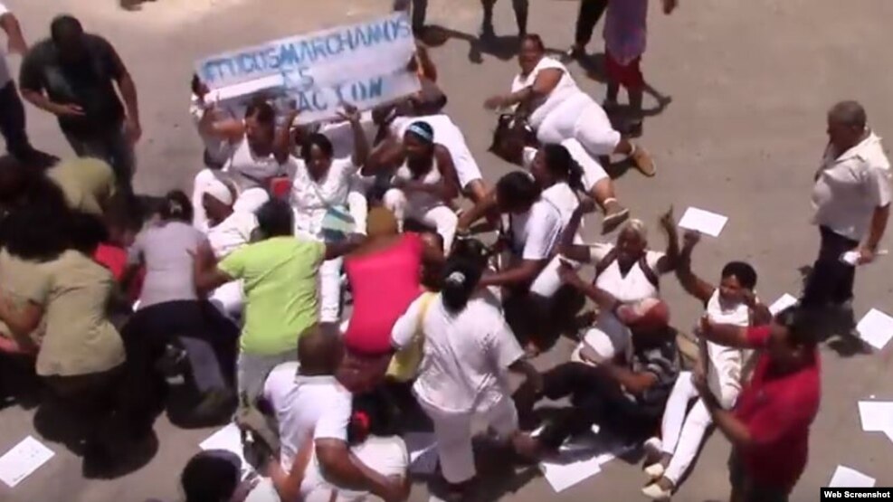 Damas de Blanco se sientan en la calle en el momento que las van a detener, el domingo 19 de junio, en Lawton, La Habana.