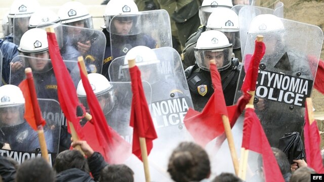 Unos manifestantes tratan de irrumpir en el Parlamento griego en Atenas el martes 7 de febrero de 2012