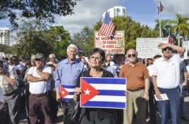 Concentración en Miami de una veintena de organizaciones del exilio cubano para expresar su rechazo a las "infames concesiones" hechas por el presidente Barack Obama.