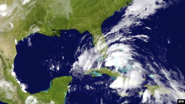 Imagen facilitada por la Administración Nacional de Océanos y Atmósfera de Estados Unidos (NOAA, por su sigla en inglés) hoy, domingo 26 de agosto de 2012 de la evolución de la tormenta tropical Isaac. EFE/Noaa