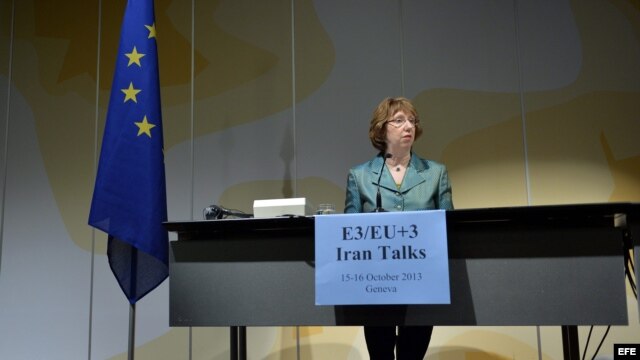 La jefa de la diplomacia europea, Catherine Ashton, comparece durante la rueda de prensa ofrecida tras la ronda de dos días de negociaciones entre Irán y los países del G5+1