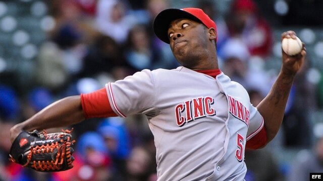 Uno de los 10 peloteros cubanos incluidos en el reportaje gráfico es el pitcher Aroldis Chapman