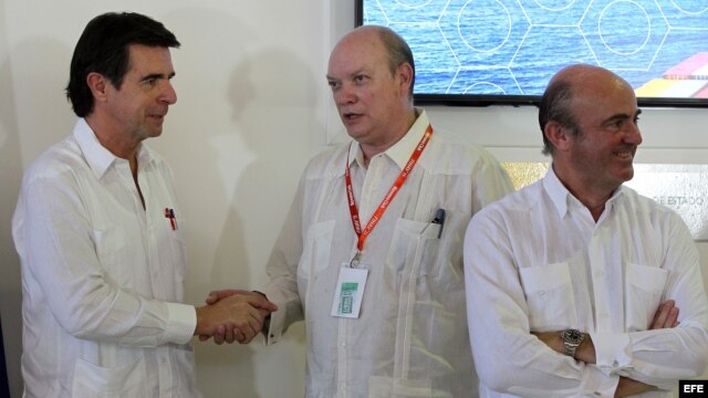 José Manuel Soria, ministro de Industria, Energía y Turismo de España, saluda al ministro cubano de Comercio Exterior y Inversión Extranjera, junto a Luis de Guindos, el ministro de Economía y Competitividad, durante una firma de acuerdos en La Habana.