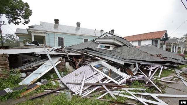 Escombros de una casa desplomada por los fuentes vientos del huracán Isaac en la calle South Alexander de Nueva Orleans, Luisiana, EE.UU. EFE/Skip Bolen