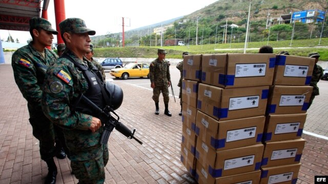  Militares custodian el descargue de cajas material electoral hoy, viernes 15 de febrero de 2013,