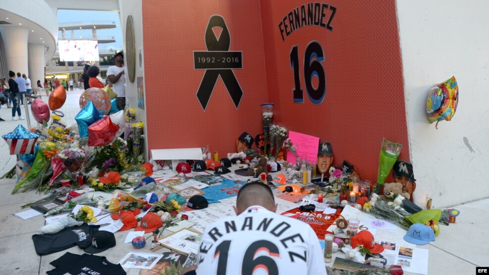Aficionados de los Marlins rinden tributo al lanzador José Fernández