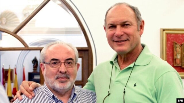 El presidente de la UCAM, José Luis Mendoza (i), y el viceministro de Deportes de Cuba, Alberto Juantorena. 