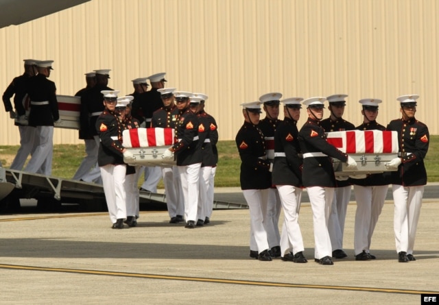 Féretros con los restos mortales del embajador Chris Stevens, y de los otros tres estadounidenses asesinados en Bengasi Libia.