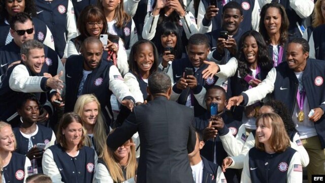El presidente de Estados Unidos, Barack Obama, saluda a los deportistas norteamericanos. 