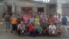 Activistas del FANTU durnate una reunión en Santa Clara.