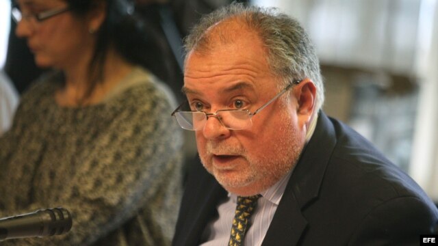 El diputado del opositor Partido Nacional Jaime Trobo habla hoy, miércoles 8 de agosto de 2012, en el Parlamento, en Montevideo (Uruguay). 