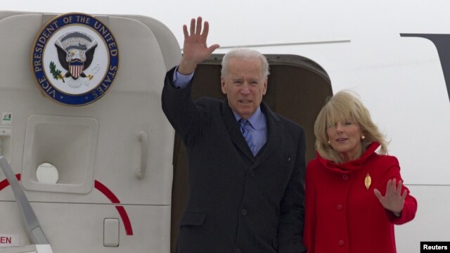 El vicepresidente estadounidense, Joe Biden (I) acompañado de su esposa Jill Biden tras arribar al aeropuerto de Orly, al sur de París.