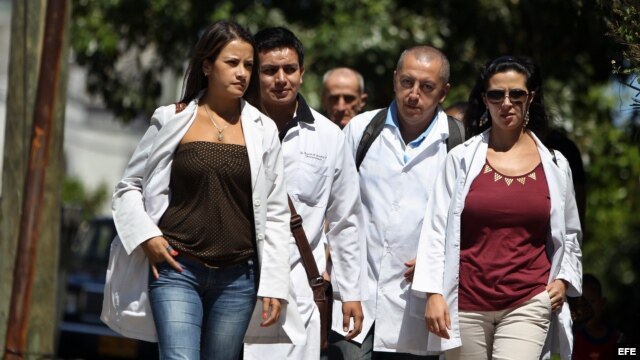Un grupo de médicos por las afueras de un hospital de La Habana. Foto ARCHIVO.