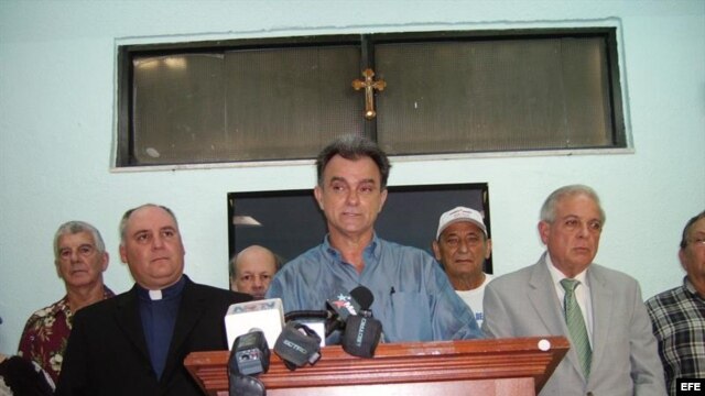De izda. a dcha., el reverendo Juan Rumín Domínguez, rector de la Ermita de la Caridad de Miami; Ramón Saúl Sánchez, presidente del Movimiento Democracia, y Tomás Regalado, alcalde de Miami, hoy, lunes 6 de agosto de 2012, en una rueda de prensa, en Miami