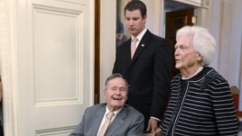 Foto de archivo: Bush padre y su esposa Barbara asisten a un acto en la Casa Blanca en mayo de 2012                                                                                                                                         