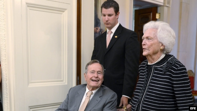Foto de archivo: Bush padre y su esposa Barbara asisten a un acto en la Casa Blanca en mayo de 2012                                                                                                                                         