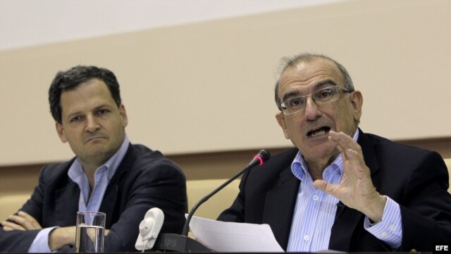 El expresidente de Colombia, Humberto de la Calle (d), jefe de la delegación del Gobierno colombiano, lee un comunicado sobre el estado de las negociaciones de paz que se llevan a cabo con la guerrilla de las FARC,en La Habana. Archivo