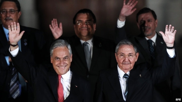 Sebastián Piñera (i), posa con su homólogo cubano, Raúl Castro (d), el domingo 27 de enero de 2013, en la cena oficial de la cumbre de la Comunidad de Estados Latinoamericanos y Caribeños (Celac), en el Palacio de La Moneda, en Santiago de Chile. 