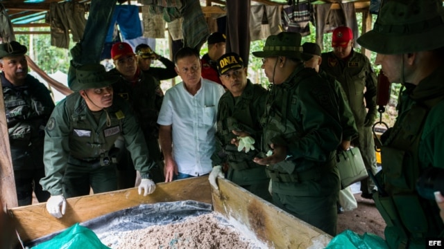 El ministro de defensa de Venezuela Vladimir Padrino López (i) y el gobernador del estado Zulia Francisco Arias Cárdenas (C) inspeccionan uno de los tres laboratorios de producción de cocaína  desmantelados hoy, sábado 12 de diciembre de 2014. 