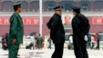 Archivo - Policias vigilan las entradas y salidas en la plaza de Tiananmen, en Pekín, China.