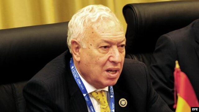 El ministro de Relaciones Exteriores de España, José Manuel García Margallo (i).
