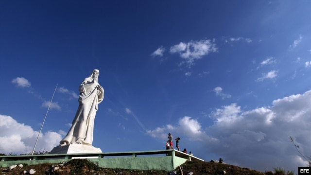 Turistas toman fotos del Cristo de La Habana en La Habana (Cuba). El cardenal cubano Jaime Ortega bendijo este gigantesco monumento, ubicado en una colina frente a la bahía desde la que se avista toda la ciudad, tras concluir las obras de restauración a l