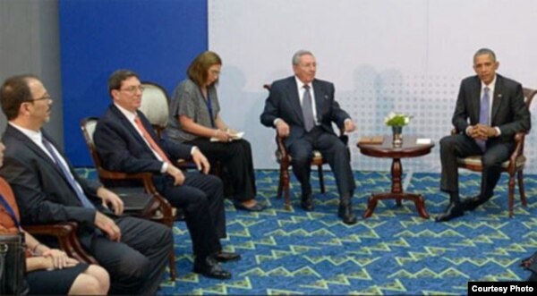 Alejandro Castro (i) ocupó el tercer lugar en el protocolo durante el encuentro entre Raúl Castro y el presidente Obama en la Cumbre de las Américas de Panamá