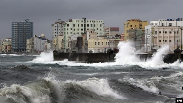 Fuertes olas chocan contra el muro del malecón de La Habana (Cuba) hoy, domingo 26 de agosto de 2012. EFE/Alejandro Ernesto