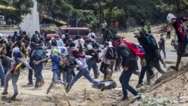 Manifestantes opositores se enfrentan a miembros de la Guardia Nacional Bolivariana