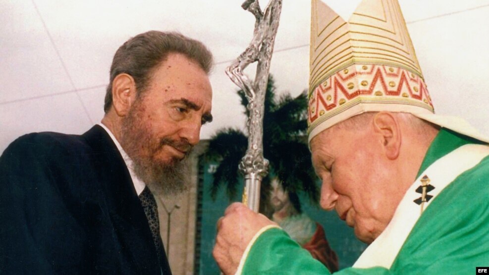 El Papa Juan Pablo II saluda al ex gobernante cubano Fidel Castro, durante una misa celebrada en la Plaza de la Revolución. (Foto: Archivo)