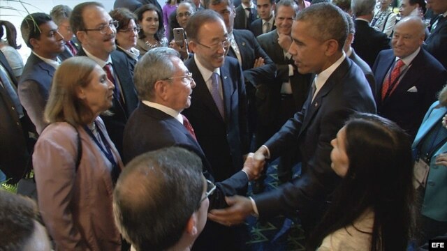 El presidente Obama y el general Raúl Castro se saludan en encuentro informal de la Cumbre de Panamá.