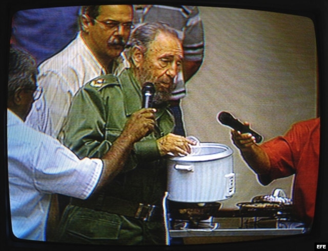Fidel Castro con una olla arrocera.