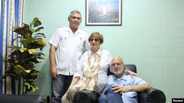 Archivo 2012- Alan Gross, (d), junto a la líder de la comunidad judía en Cuba, Adela Dworin, (c), y David Prinstein (i), vicepresidente en el hospital militar Carlos J Finlay de La Habana, Cuba.