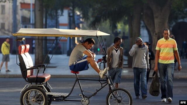 Cubanos en la calle hoy jueves 18 de diciembre de 2014.