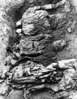 Restos de oficiales y soldados polacos asesinados en Katyn y lanzados a fosas comunes por ordenes de Stalin.