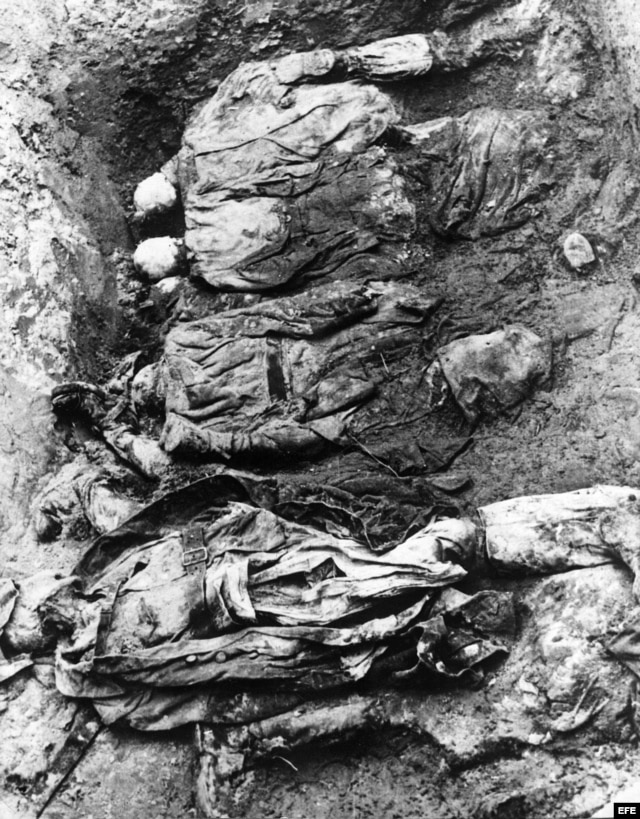 Restos de oficiales y soldados polacos asesinados en Katyn y lanzados a fosas comunes por ordenes de Stalin.