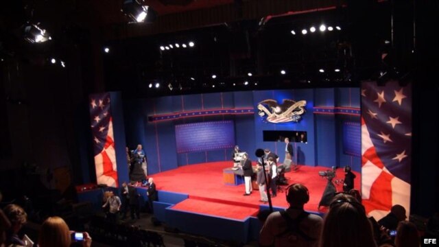 Vista de los preparativos en el escenario del recién renovado centro Norton para las Artes de la universidad Centre College de Danville, que será hoy, jueves 11 de octubre 2012, la sede del debate entre el vicepresidente estadounidense, Joe Biden, y su ri