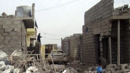 Un niño iraquí camina entre los escombros producidos por un ataque con coche bomba en pueblo de Tahraua, al este de Mosul, en Irak. Archivo.