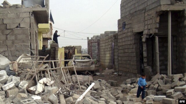 Un niño iraquí camina entre los escombros producidos por un ataque con coche bomba en pueblo de Tahraua, al este de Mosul, en Irak. 