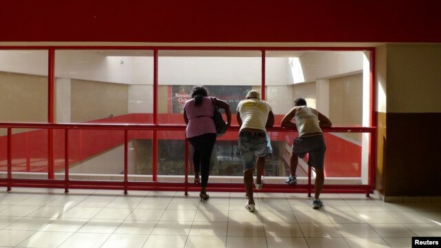 Un grupo de personas despide a sus familiares en el Aeropuerto Internacional José Martí de La Habana. 