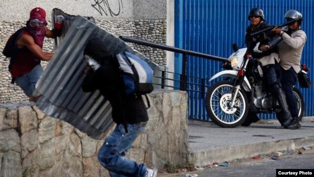 Los paramilitares conocidos como "colectivos" son responsables de al menos tres muertes durante las protestas en Venezuela