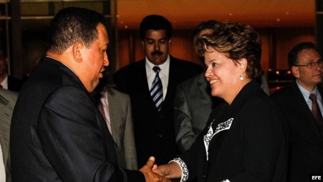 La presidenta de Brasil Dilma Rousseff (d) recibiendo al presidente de Venezuela, Hugo Chavéz.