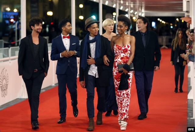 El director Agustí Villaronga (d), y los actores Maykol David Toroló (3-i), Yordanka Ariosa (2d), Héctor Medina (i) y Jazz Vila (2-i), esta noche en la alfombra roja del Festival de Cine de San Sebastián.