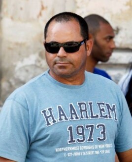 Agente denunciado en redes sociales por agredir a reporteros gráficos en visita de Rihanna. Foto: Ernesto Mastrascusa.