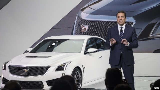 Mark Reuss, vicepresidente de General Motors para el Desarrollo Global de Productos, habla junto al Cadillac CTS-V en el Salón Internacional del Automóvil de Norteamérica (NAIAS), en Detroit (EE.UU.).