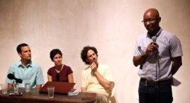 El disidente Manuel Cuesta Morúa, de Arco Progresista, encabeza una rueda de prensa en compañía de los opositores Erick Álvarez (i), Lourdes Mariño (2-i) y Boris González (2-d).