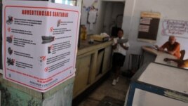 Cafetería en La Habana, Cuba, donde se puede ver un cartel alusivo al control sanitario tras los casos del cólera 