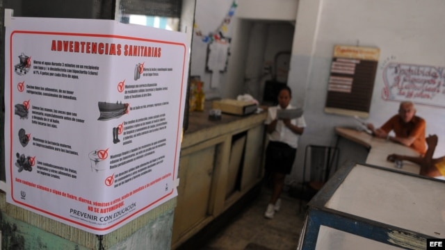 Cafetería en La Habana, Cuba, donde se puede ver un cartel alusivo al control sanitario tras los casos del cólera. 