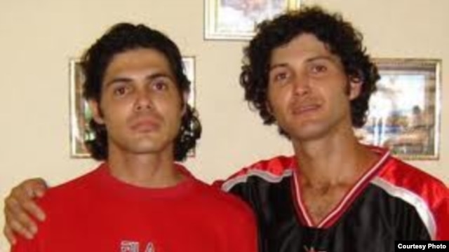 Los hermanos Marcos Maikel y Antonio Michel Lima Cruz, fueron condenados a tres y dos años de prisión, respectivamente, por salir a la calle con una bandera cubana, bailar con la música de Los Aldeanos, y gritar frases antigubernamentales en Cuba